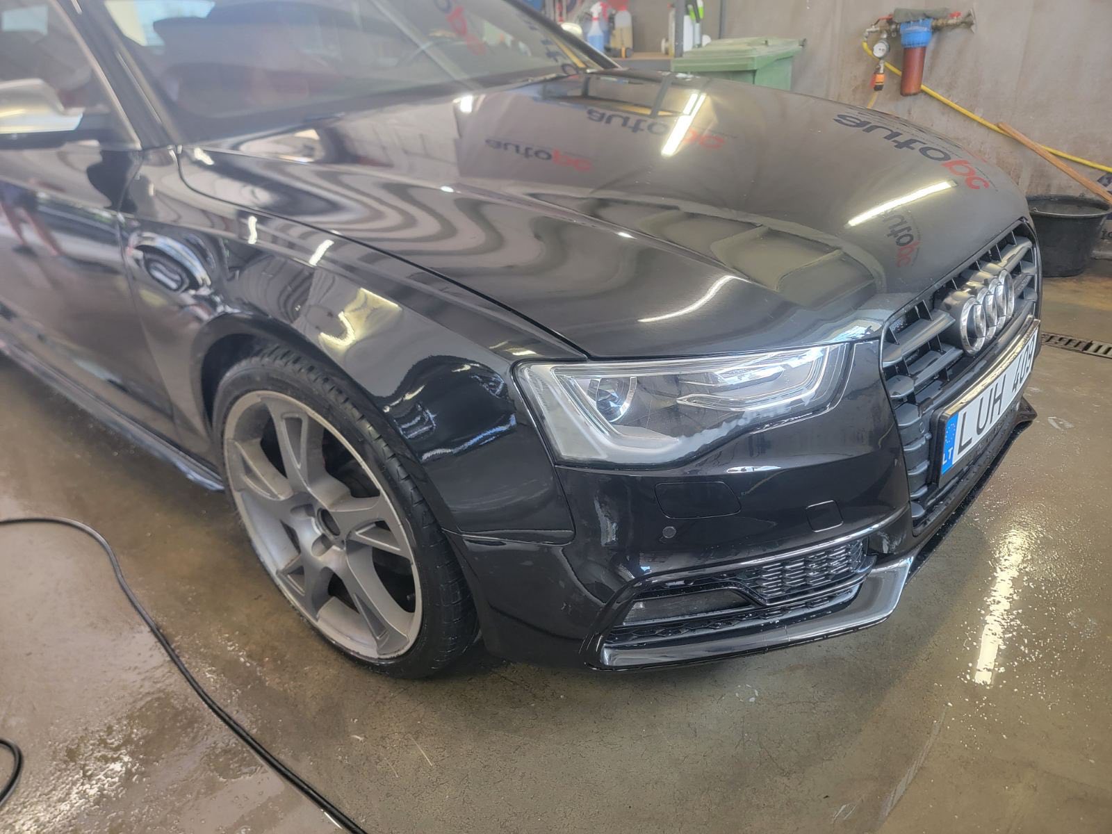 Pažeistas automobilis prieš kėbulo remontą ir dažymą Vilniuje